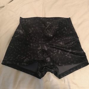 Lululemon shorts high waist- size 6 NWOT